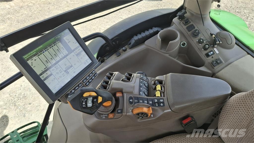 John Deere 6215R Traktori