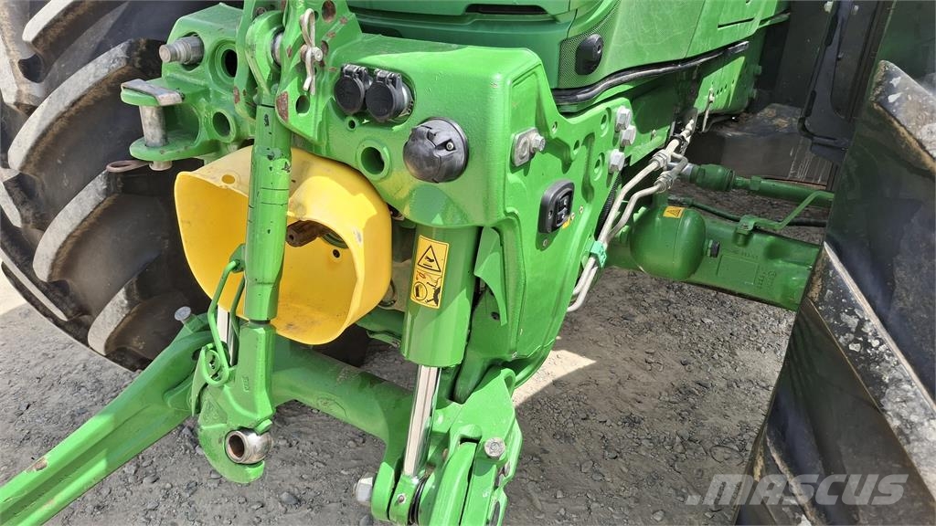 John Deere 6215R Traktori