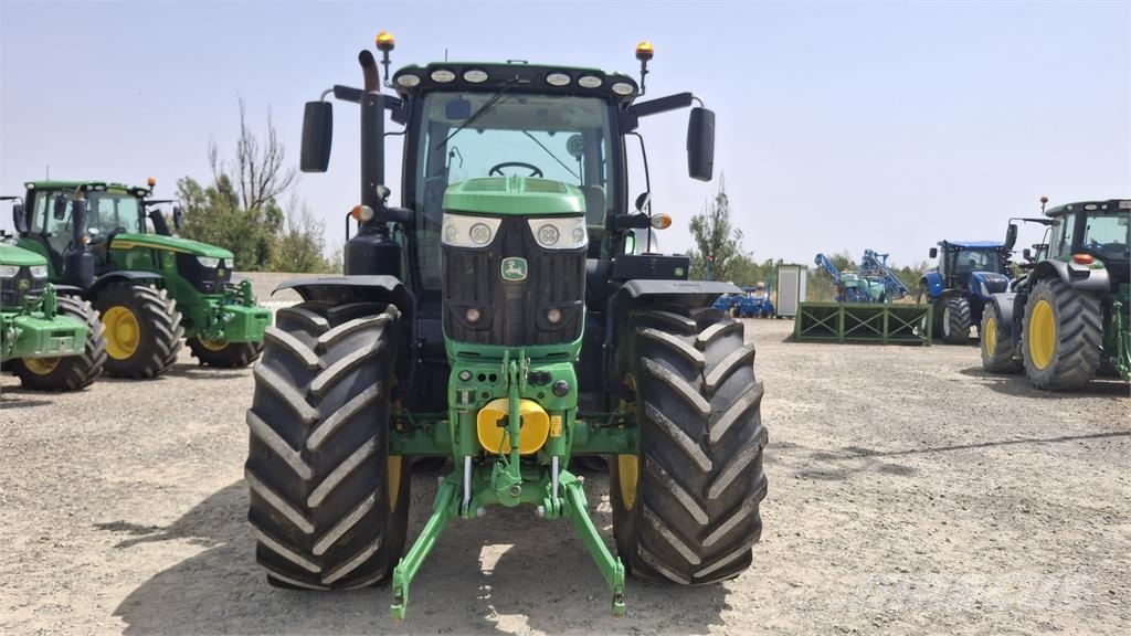 John Deere 6215R Traktori