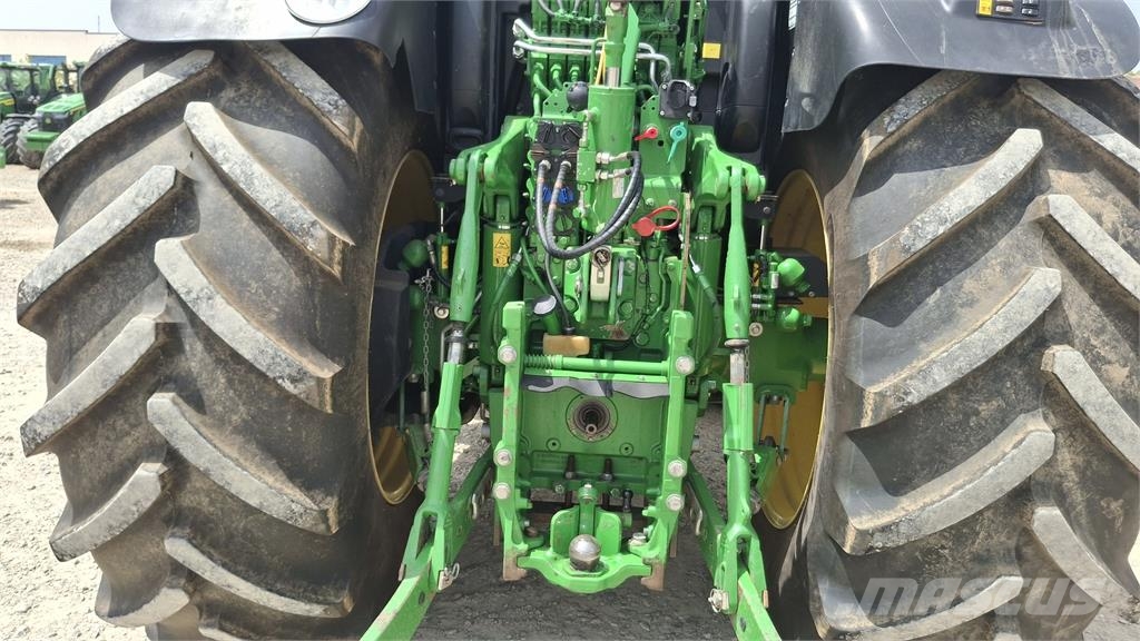 John Deere 6215R Traktori
