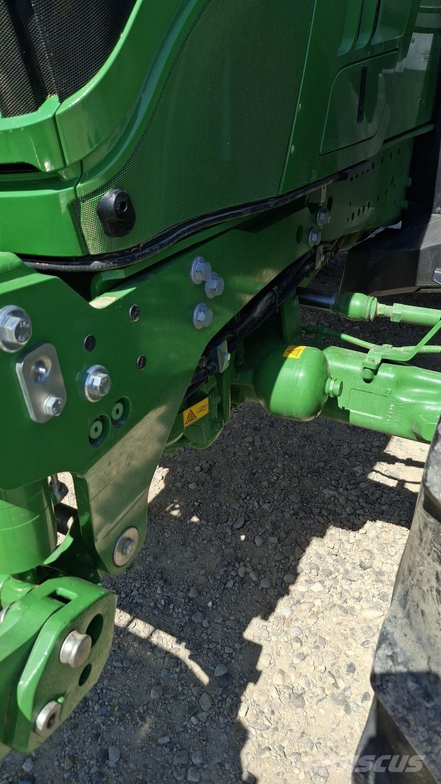 John Deere 6215R Traktori