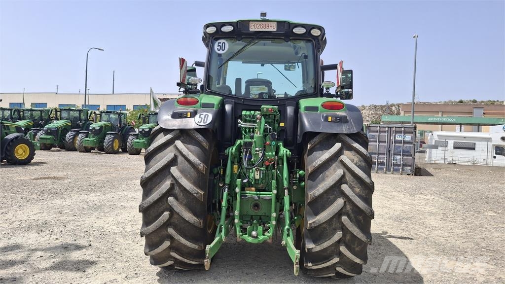 John Deere 6215R Traktori