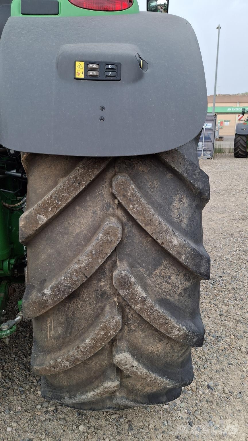 John Deere 6230R Traktorit