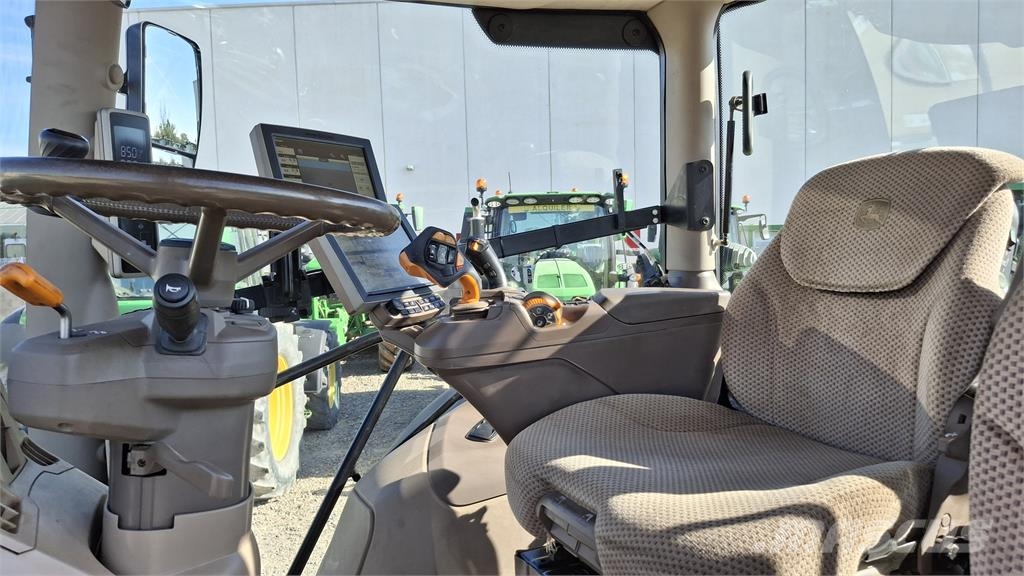 John Deere 6R 215 الجرارات