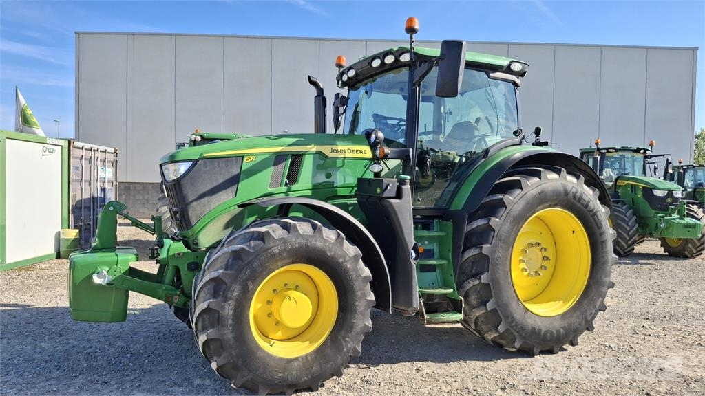 John Deere 6R 215 الجرارات