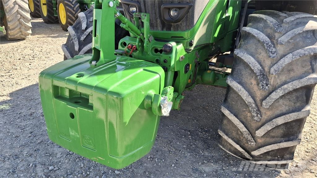 John Deere 6R 215 الجرارات