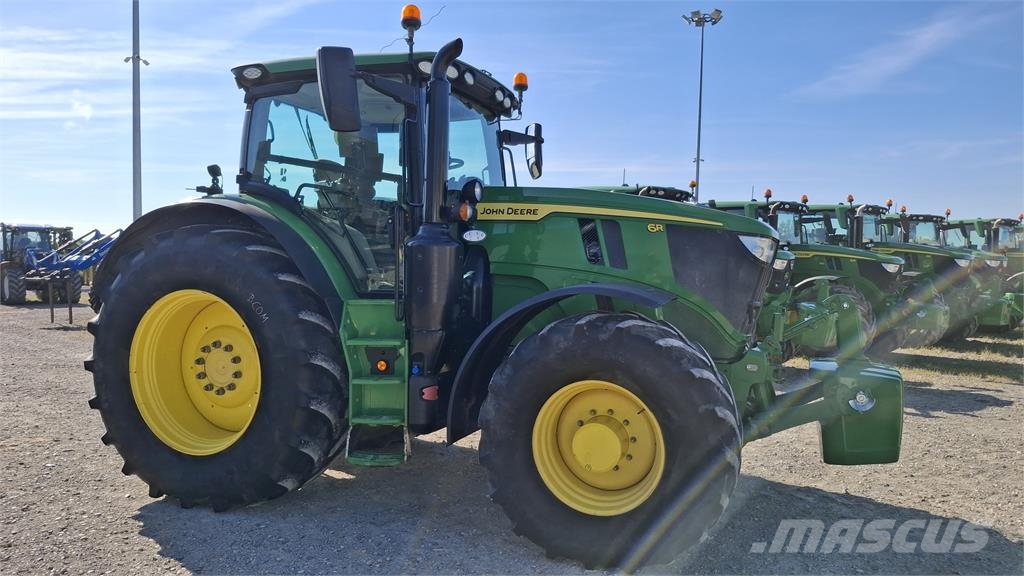 John Deere 6R 215 الجرارات