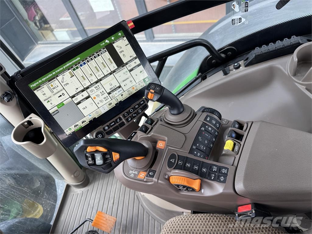 John Deere 6R 215 الجرارات
