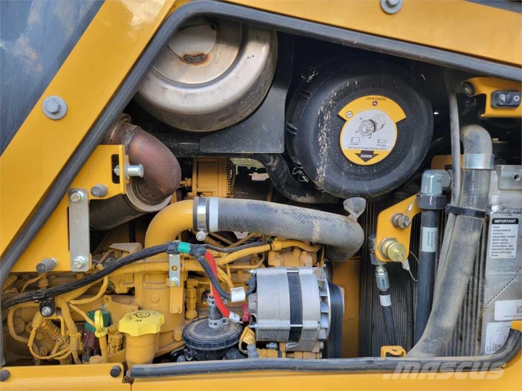 John Deere 700L XLT بلدوزرات مجنزرة