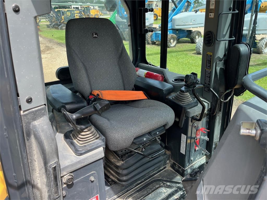 John Deere 700L بلدوزرات مجنزرة