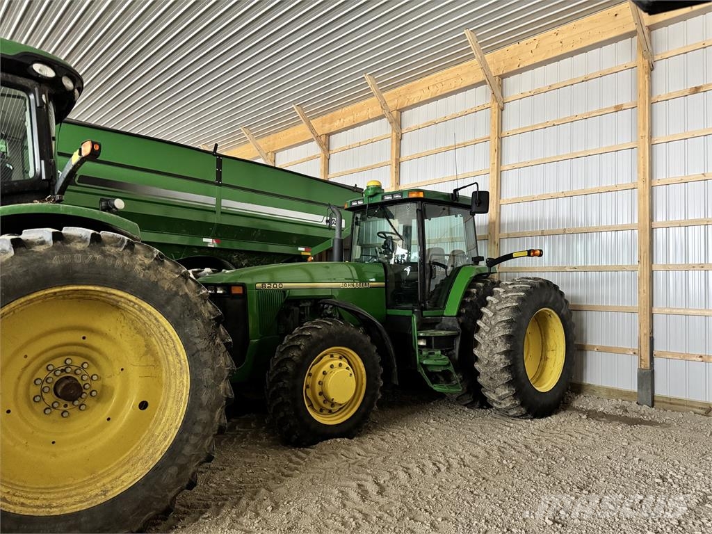 John Deere 8200 트랙터