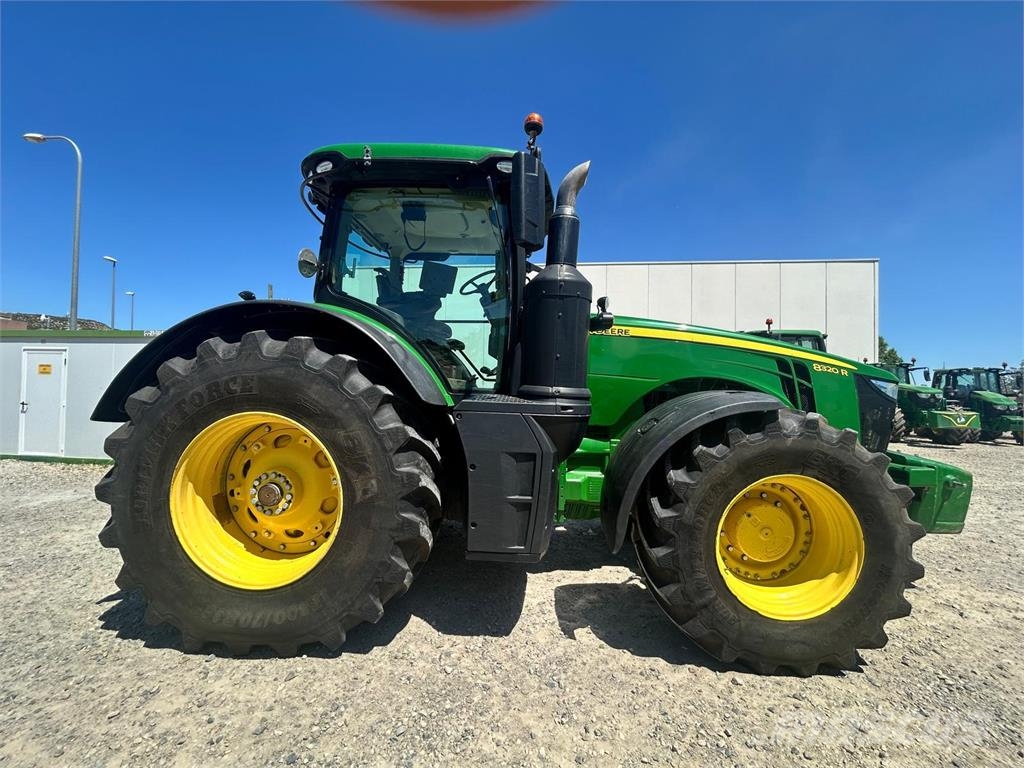 John Deere 8320R الجرارات