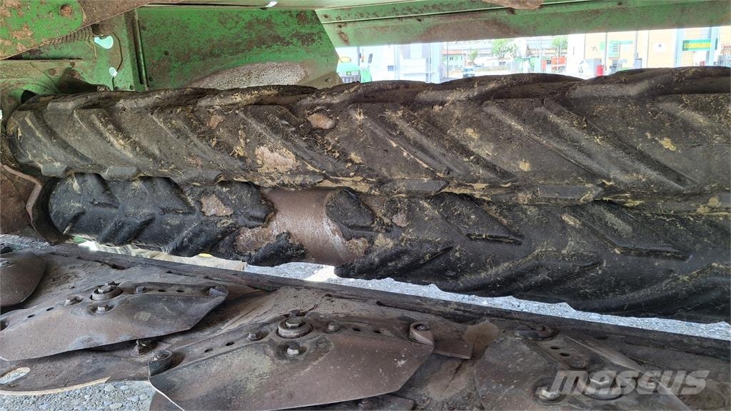 John Deere 835 Роздрібнювачі, різаки і розпаковувачі тюків