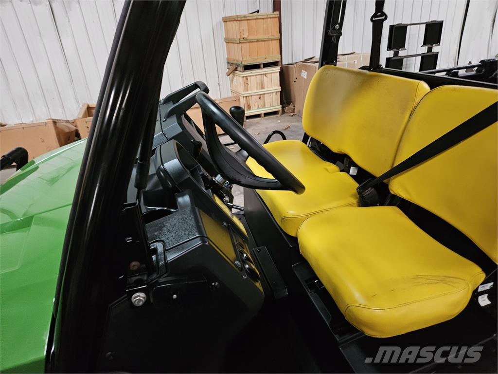 John Deere 835M Úžitkové vozne