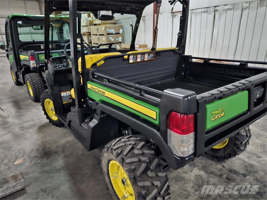 John Deere 835M Úžitkové vozne