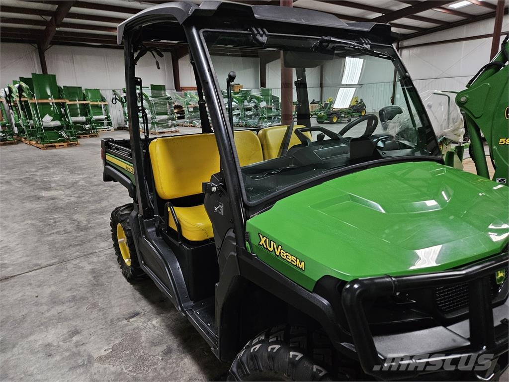 John Deere 835M Úžitkové vozne