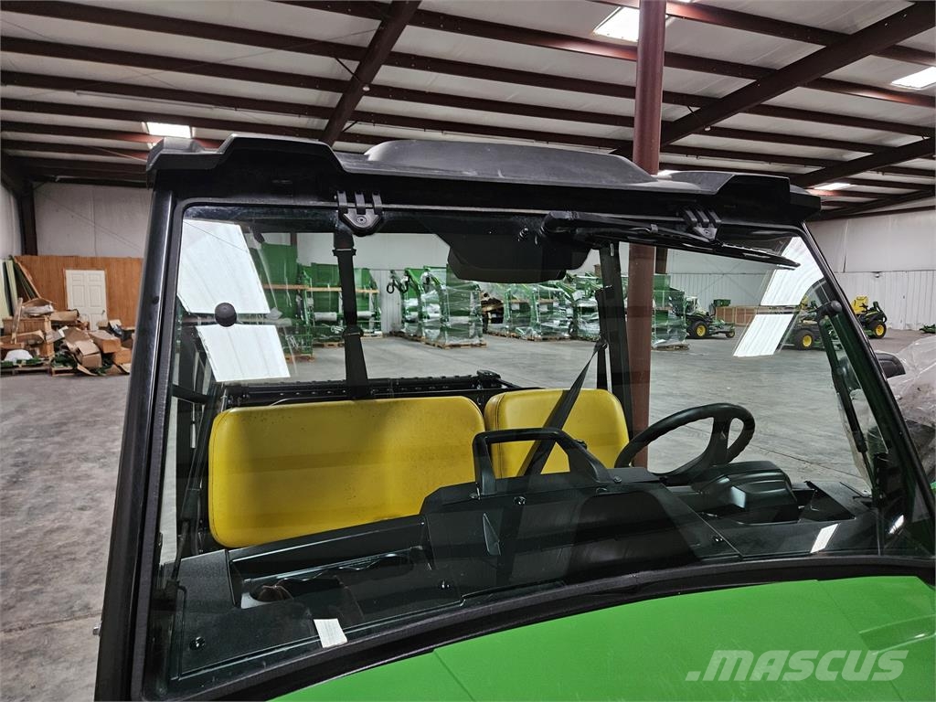 John Deere 835M Úžitkové vozne