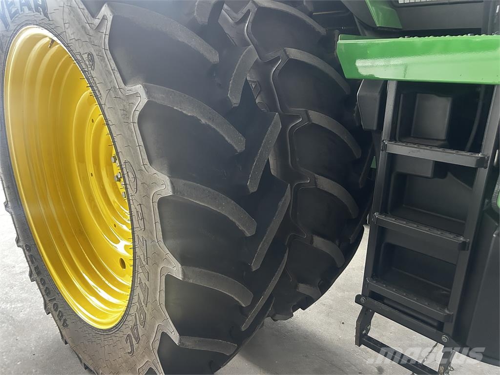 John Deere 8R 230 Трактори