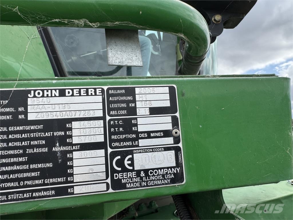 John Deere 9560W Combine harvesters