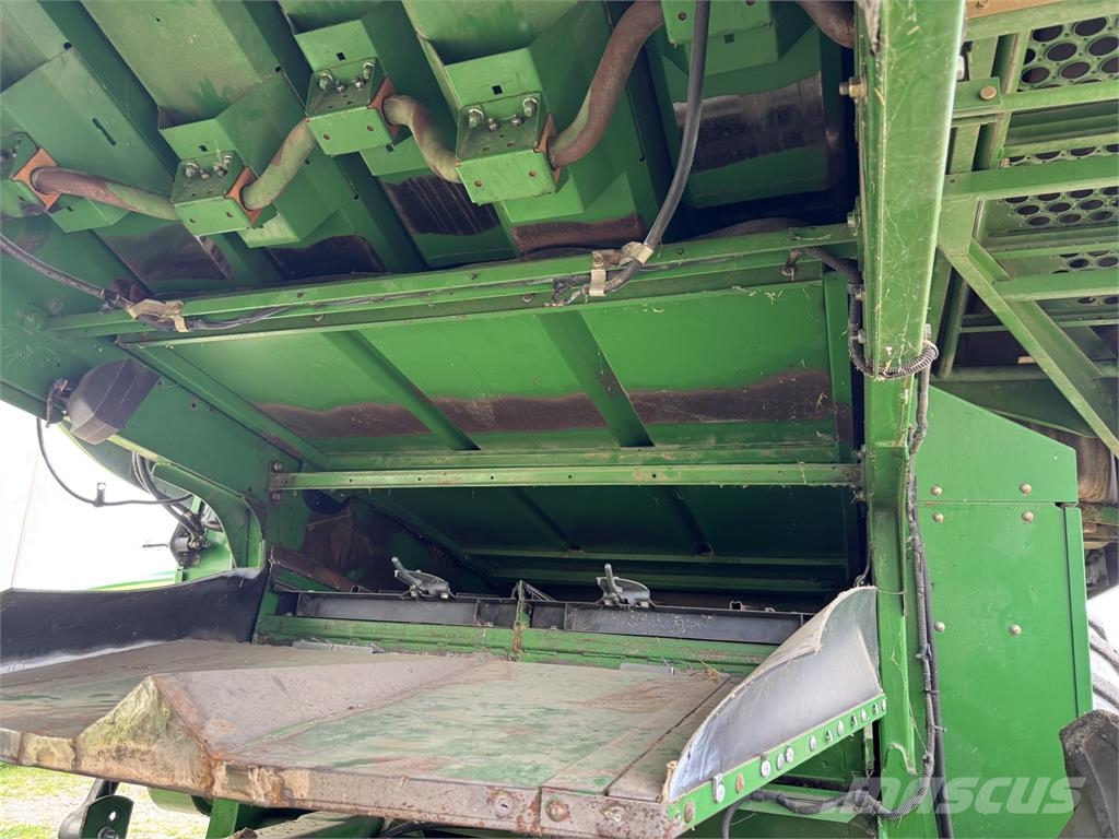 John Deere 9560W Combine harvesters