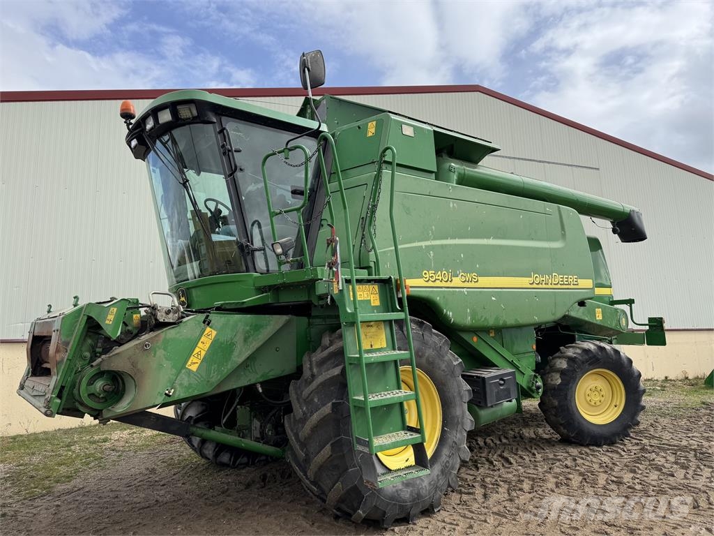 John Deere 9560W Combine harvesters