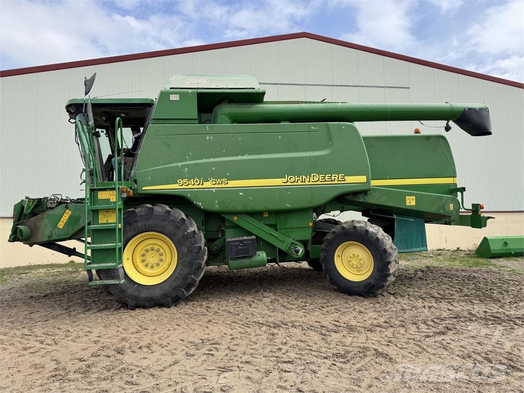 John Deere 9560W Combine harvesters