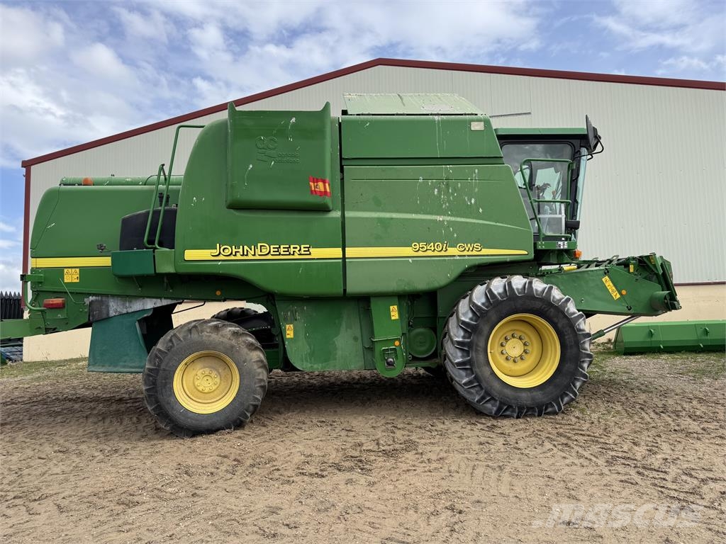 John Deere 9560W Combine harvesters