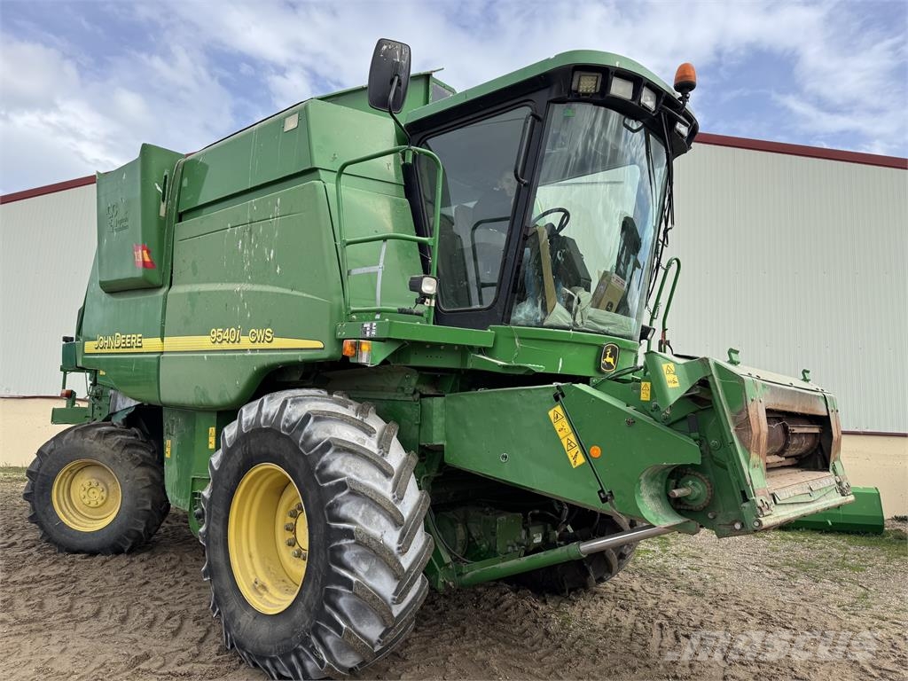 John Deere 9560W Combine harvesters