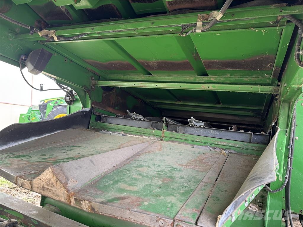 John Deere 9560W Combine harvesters