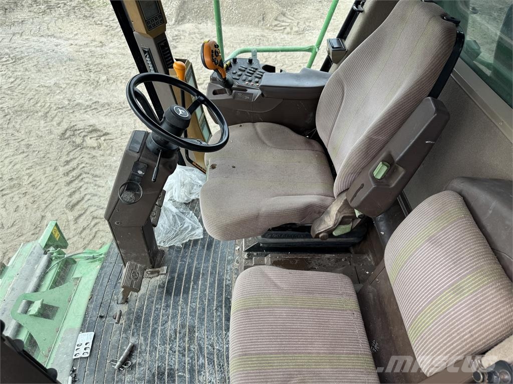 John Deere 9560W Combine harvesters
