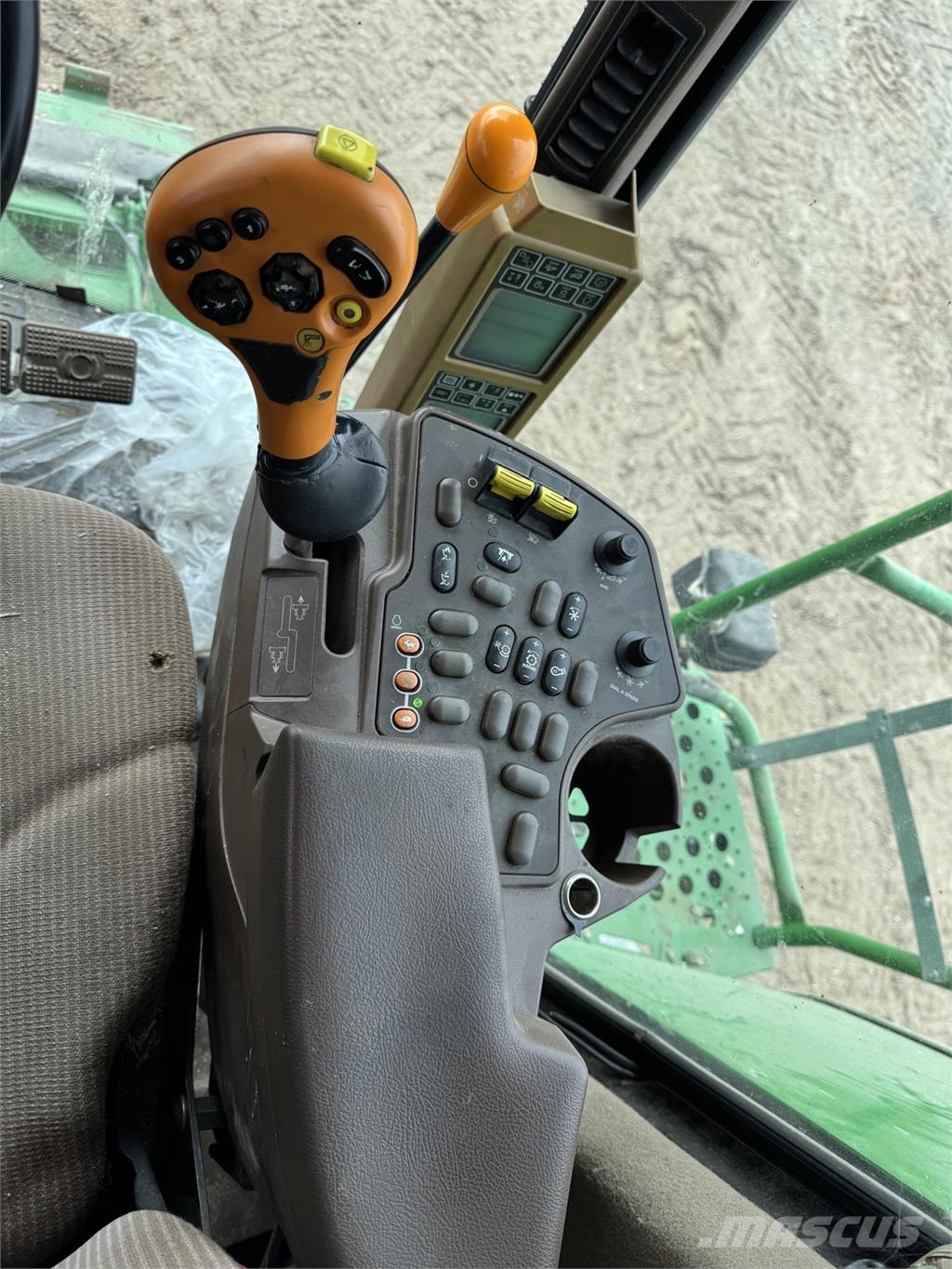 John Deere 9560W Combine harvesters