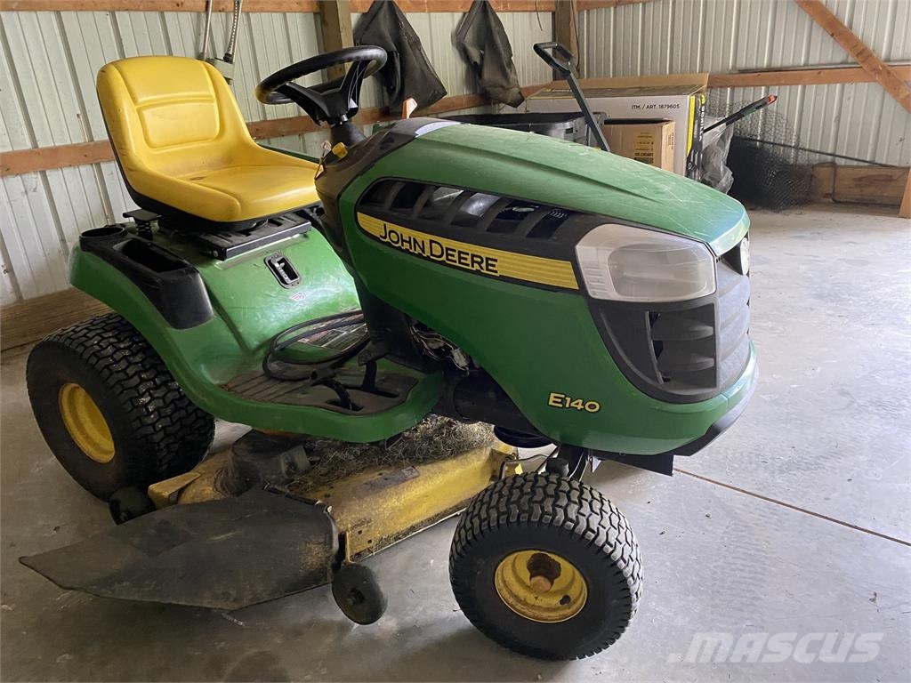 John Deere E140 ركوب الحشائش