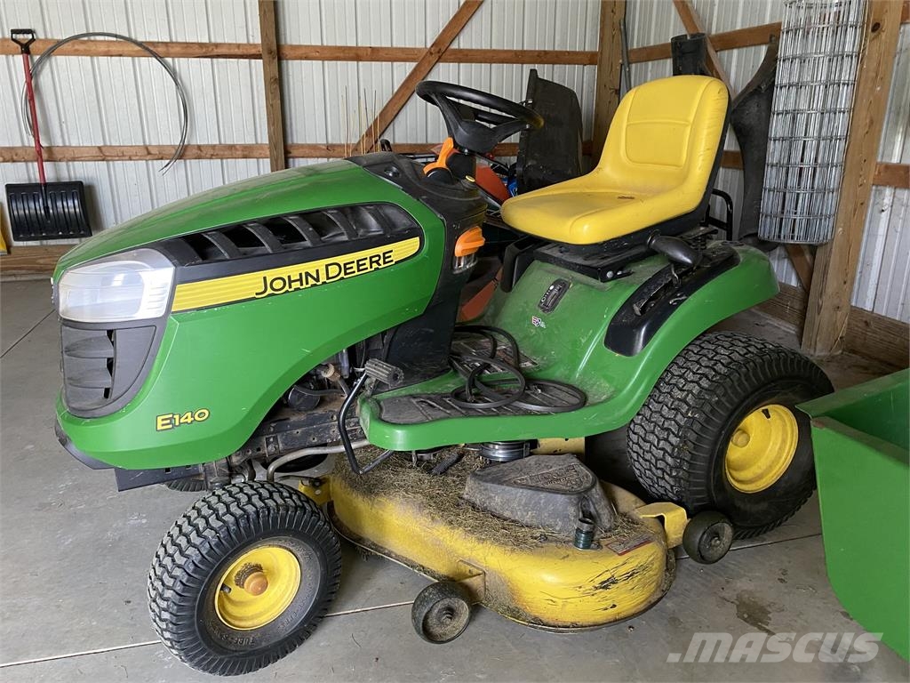 John Deere E140 ركوب الحشائش
