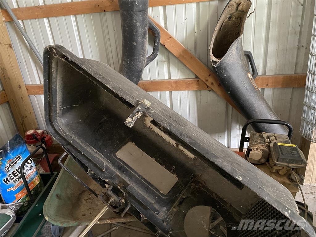 John Deere E140 ركوب الحشائش