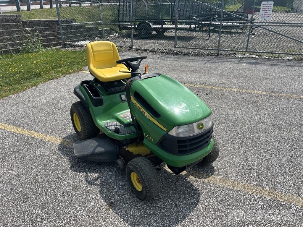 John Deere LA135 ركوب الحشائش