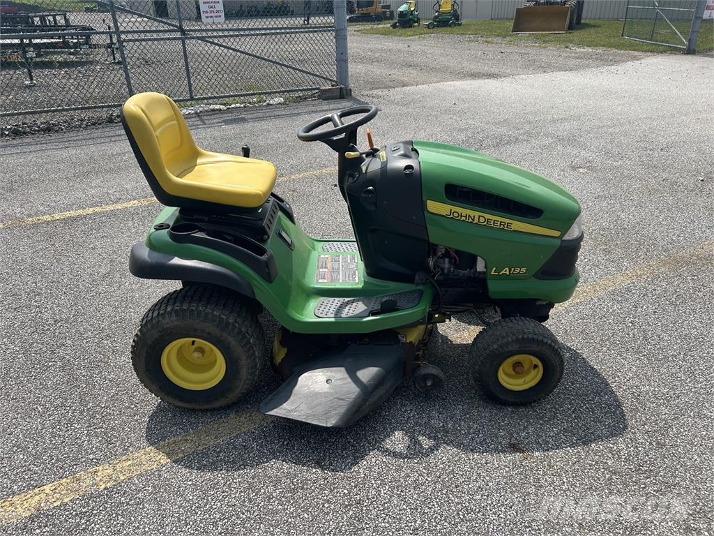 John Deere LA135 ركوب الحشائش