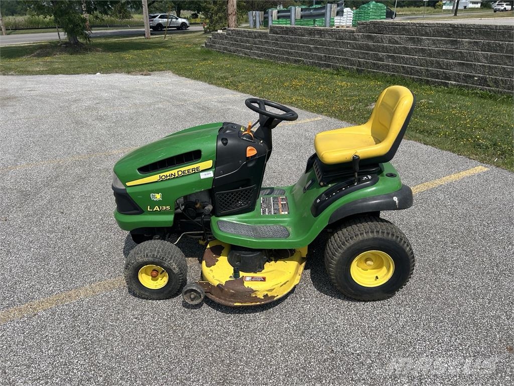 John Deere LA135 ركوب الحشائش