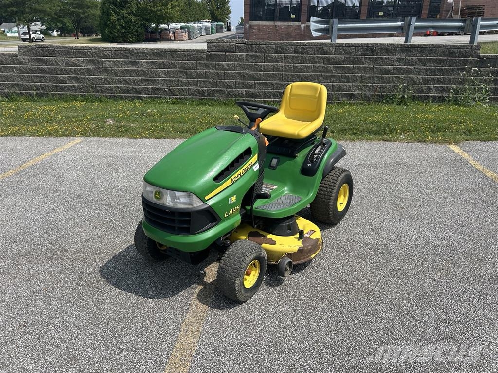 John Deere LA135 ركوب الحشائش
