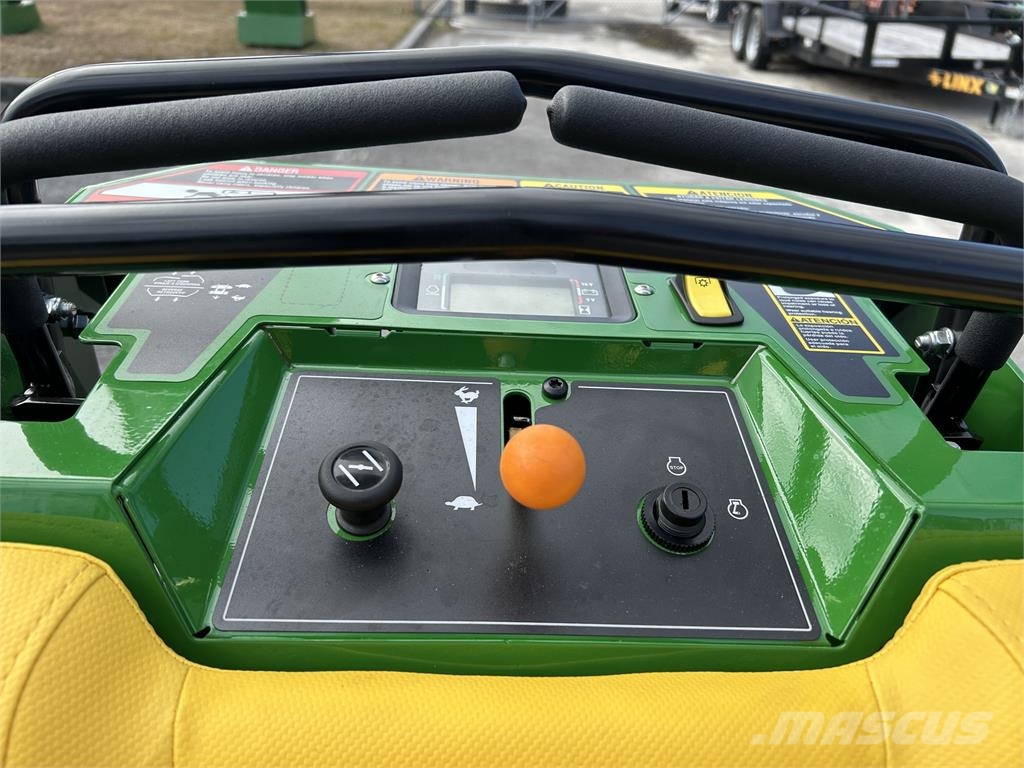 John Deere Q820M ركوب الحشائش