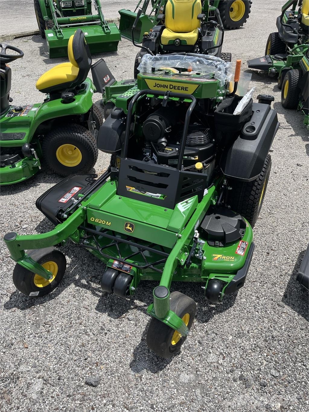 John Deere Q820M Päältäajettavat ruohonleikkurit