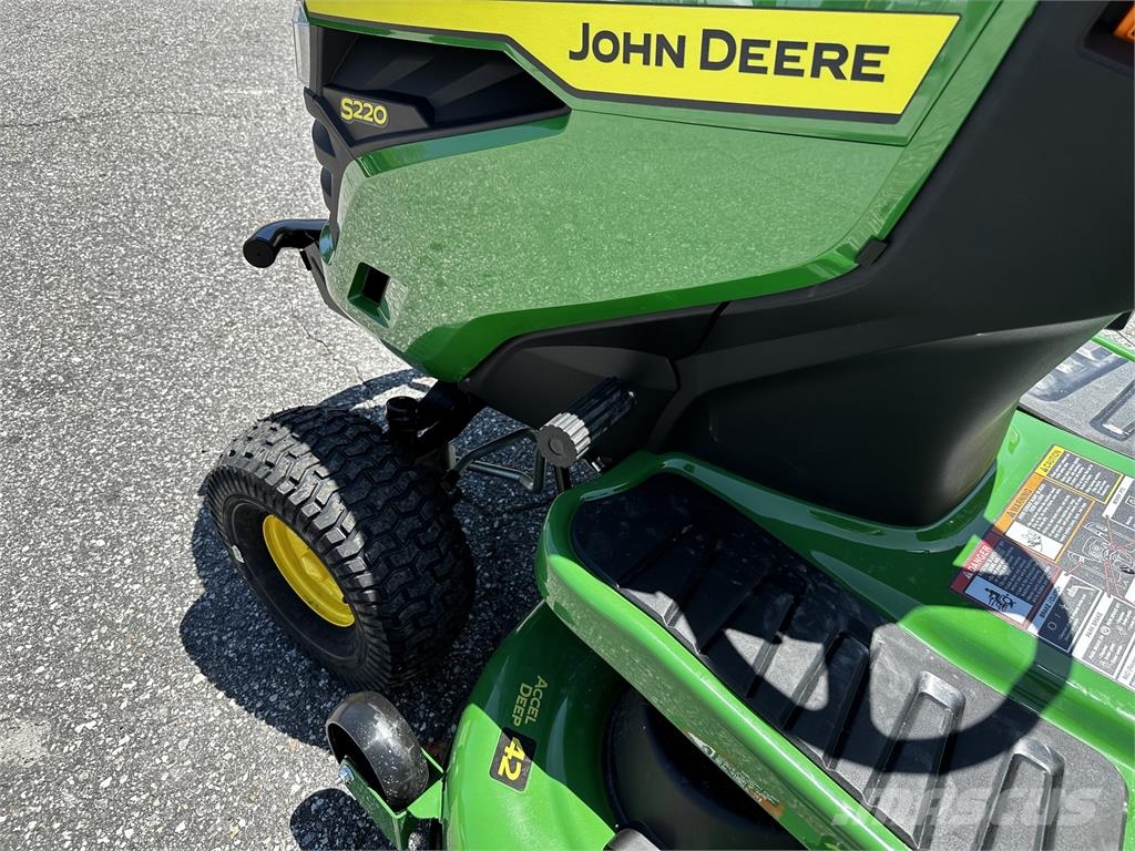 John Deere S220 Compact tractors