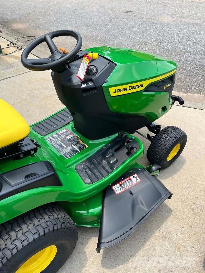 John Deere S220 Naudoti kompaktiški traktoriai
