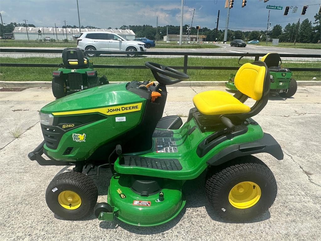 John Deere S240 소형 트랙터