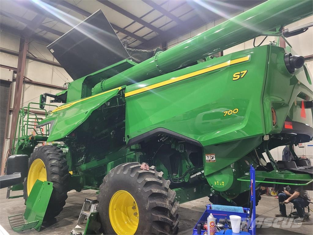 John Deere S7 700 Mähdrescher