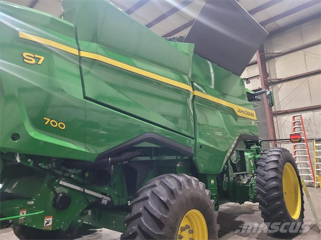 John Deere S7 700 Mähdrescher
