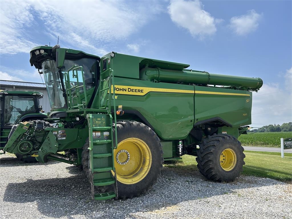 John Deere S7 700 Mähdrescher
