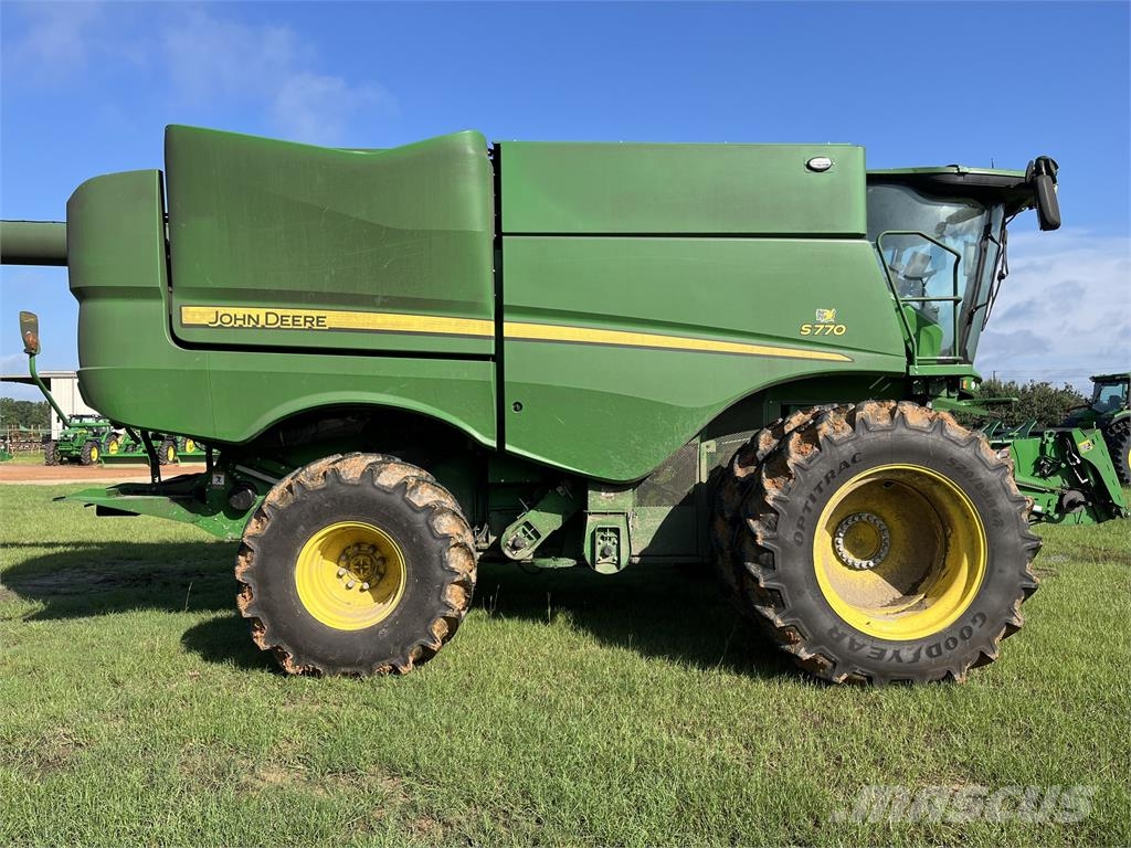 John Deere S770 Sklízecí mlátičky