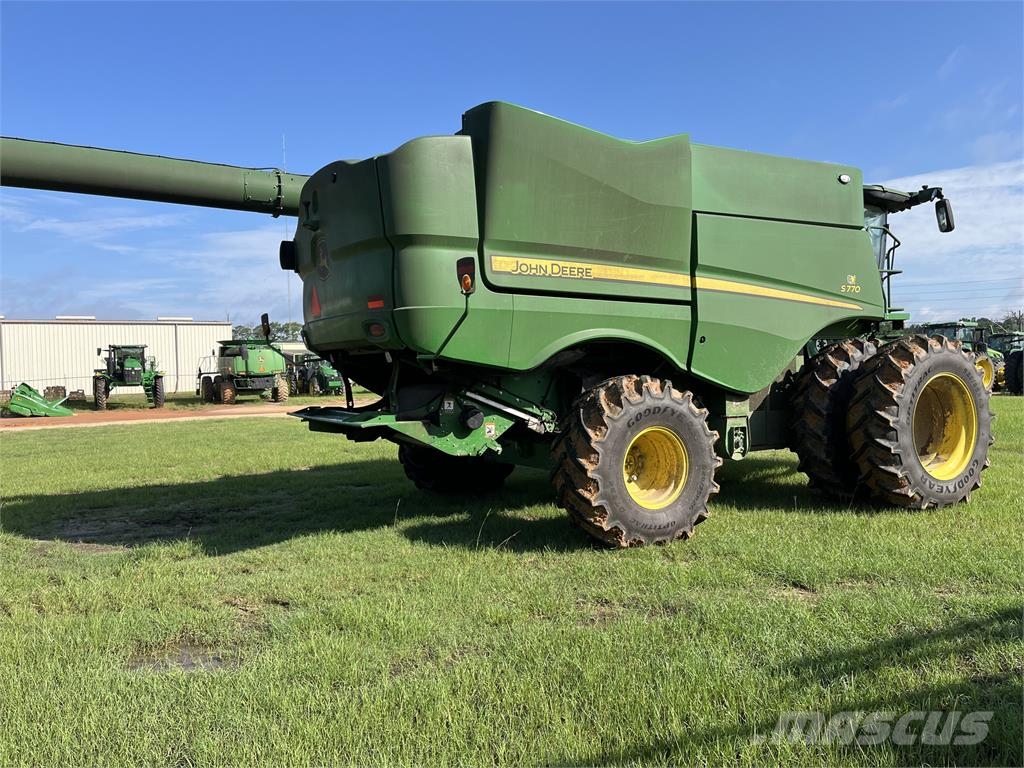 John Deere S770 Sklízecí mlátičky