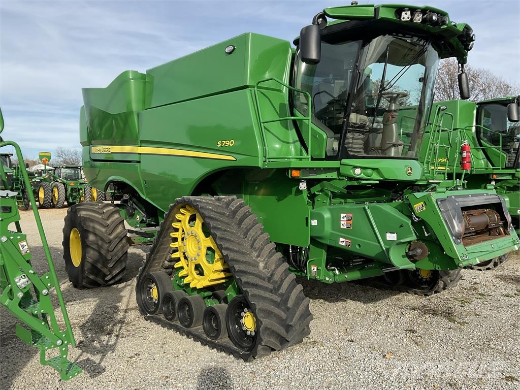 John Deere S790 Combine harvesters