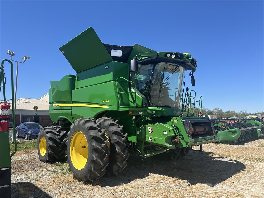 John Deere S790 Combine harvesters